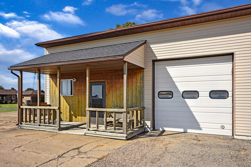 More Photos Of 100 W Falcon Hwy, Flanagan Flex For Sale