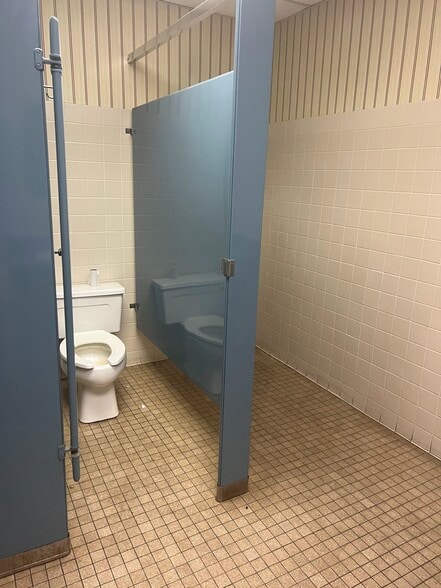 More Photos Of 201 Triana Blvd, Huntsville Warehouse For Lease