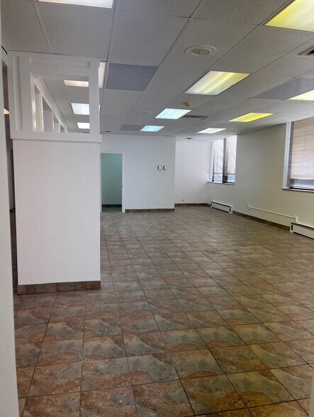 More Photos Of 3917 Broadway St, Kansas City Office For Lease