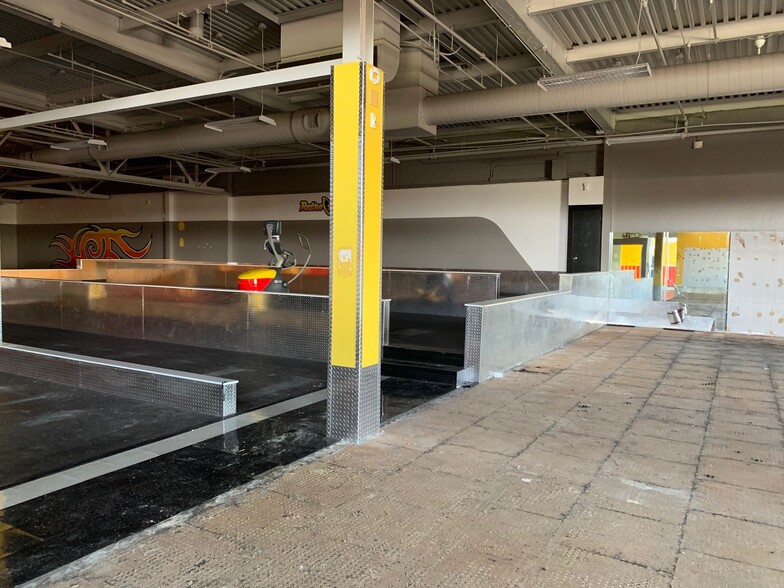 More Photos Of 122 Mill Rd, Oaks Warehouse For Lease