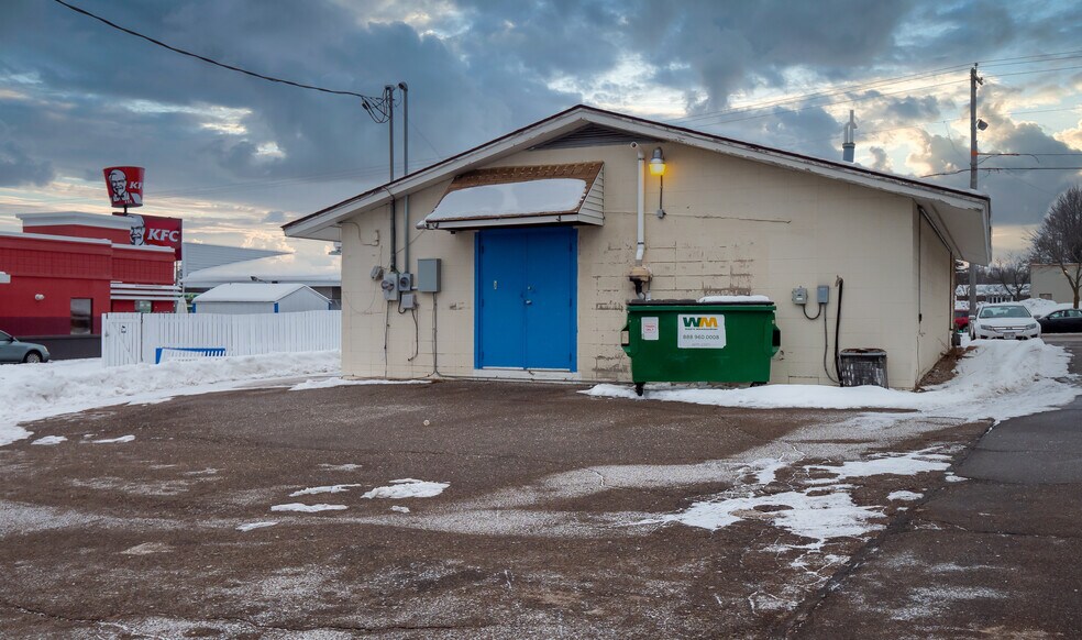 More Photos Of 257 Division St, Stevens Point General Retail For Sale