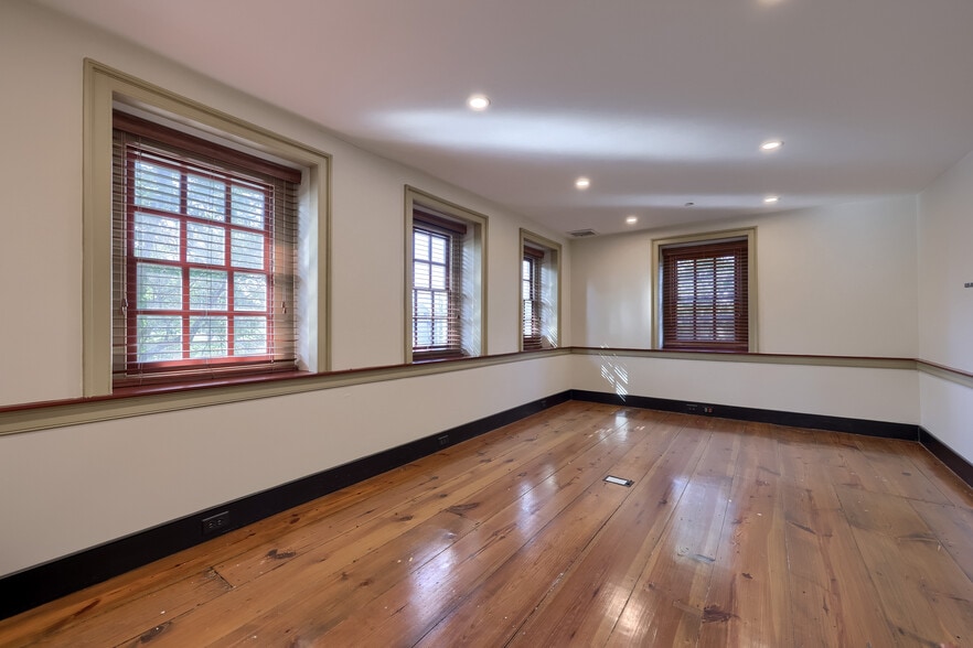 More Photos Of 711 Hartman Station Rd, Lancaster Office Residential For Lease