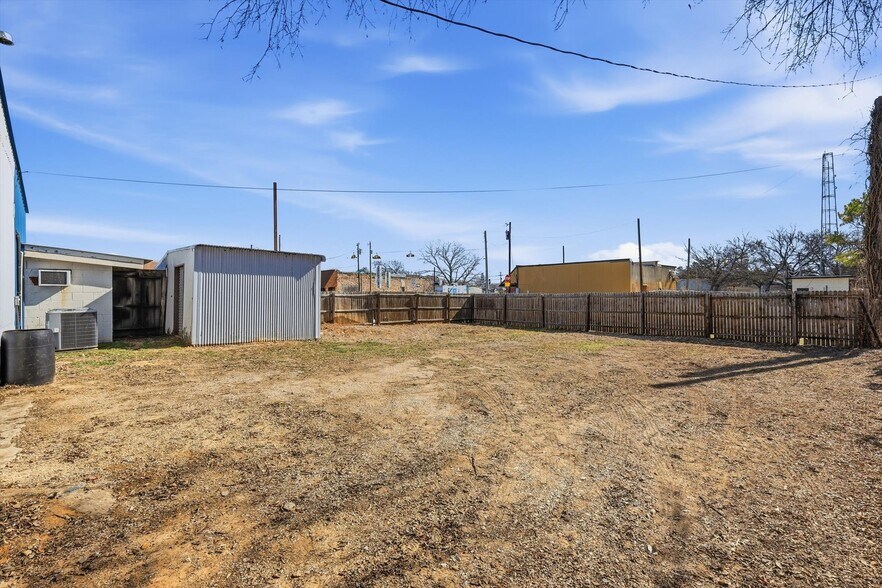 More Photos Of 103 W Franklin St, Alvord General Retail For Sale