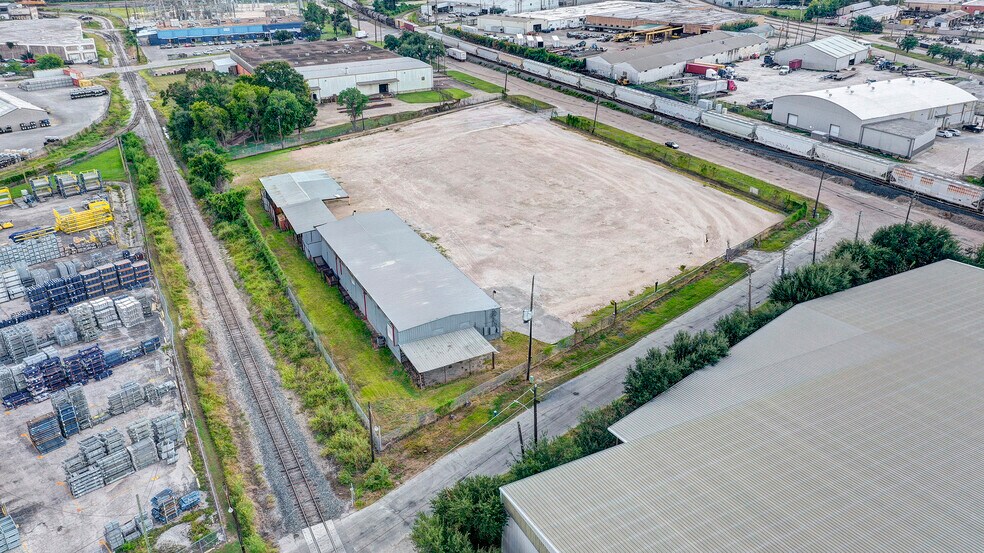 More Photos Of 6939 Old Clinton Rd, Houston Warehouse For Lease