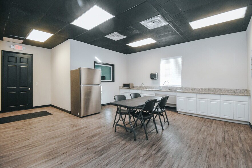 More Photos Of 13102 N Navarro St, Victoria Flex For Sale