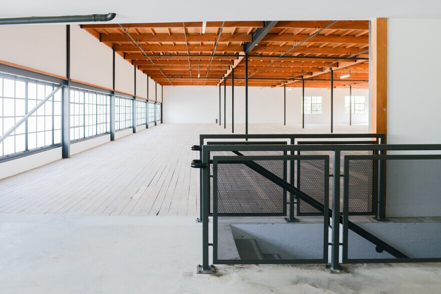 More Photos Of 4000-4010 Chevy Chase Dr, Los Angeles Showroom For Lease