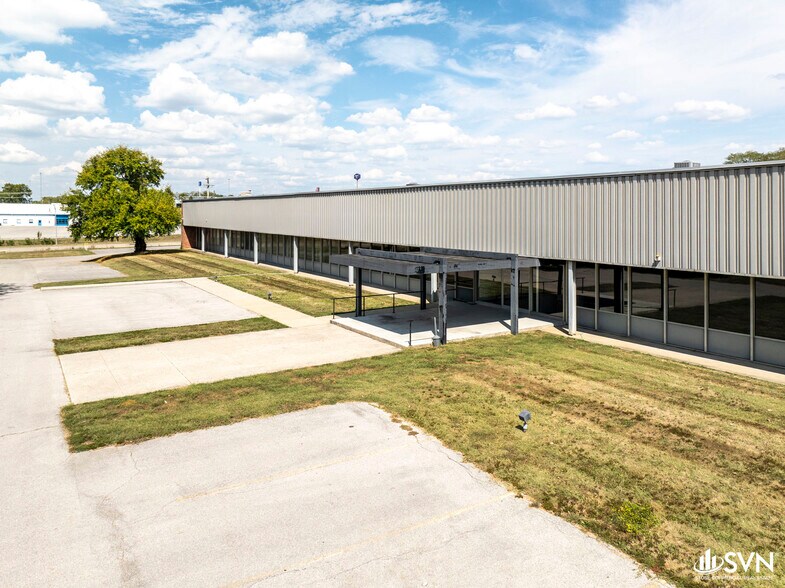 More Photos Of 695 N Main St, Winchester Industrial For Sale