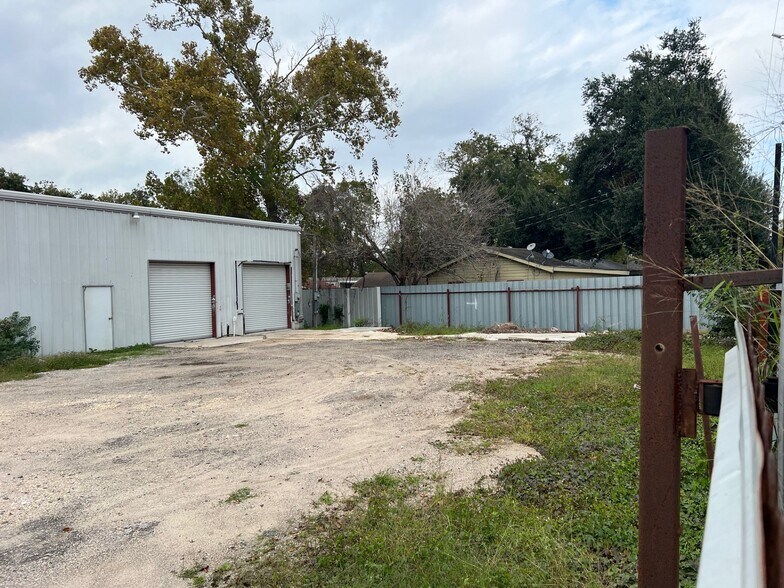 More Photos Of 7911 Yale, Houston Warehouse For Lease
