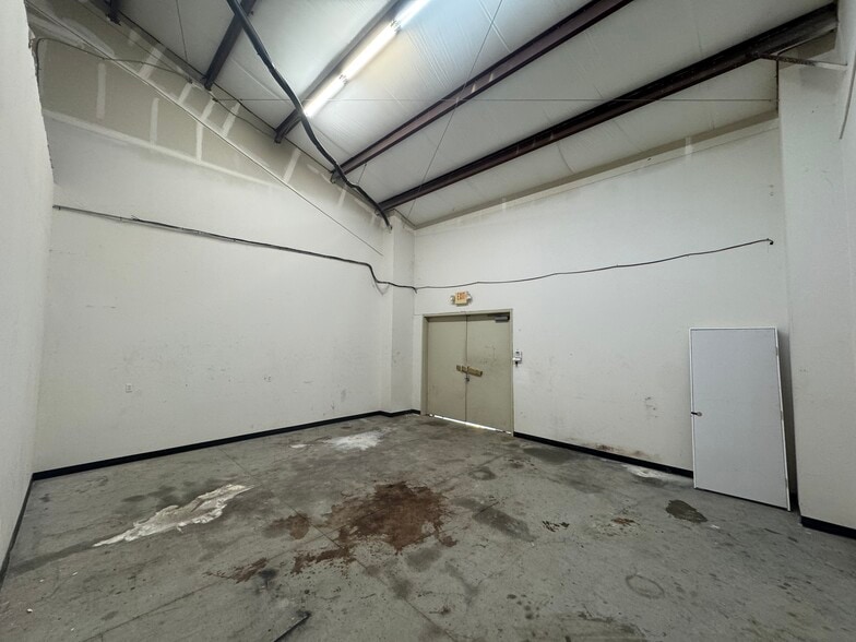 More Photos Of 1050 Meadows Dr, Round Rock Light Distribution For Lease