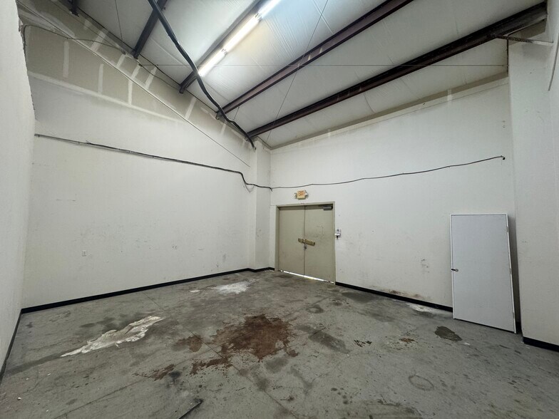 More Photos Of 1050 Meadows Dr, Round Rock Light Distribution For Lease