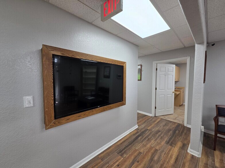 More Photos Of 143 N Oakwood Ave, Brandon Office For Lease