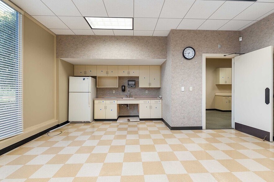 More Photos Of 1535 Benning Dr, Columbus Bank For Sale