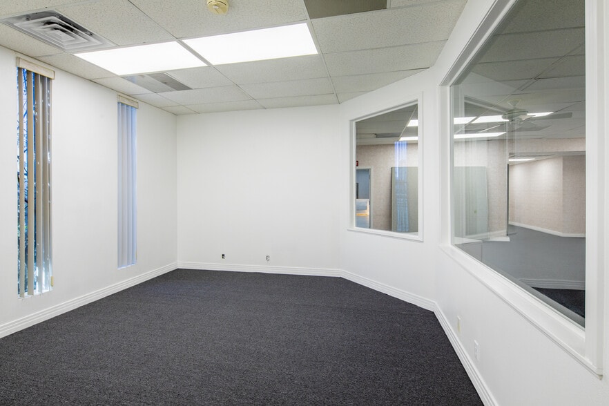 More Photos Of 844 E Sahara Ave, Las Vegas Loft Creative Space For Lease