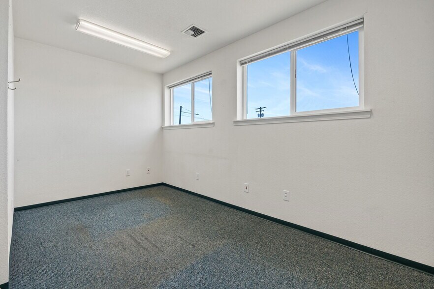 More Photos Of 1068 Market Blvd, Chehalis Office For Sale