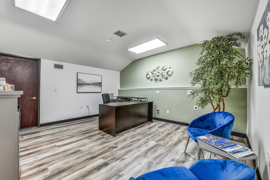 More Photos Of 2401 Parkwood Ave, Friendswood Office For Sale