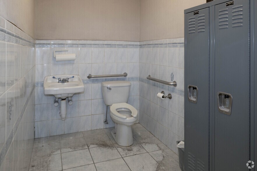 More Photos Of 910 3rd Ave, New Hyde Park Warehouse For Sale