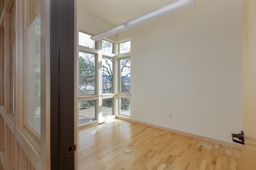 More Photos Of 3239 Cascade Ave, Hood River Office Residential For Lease