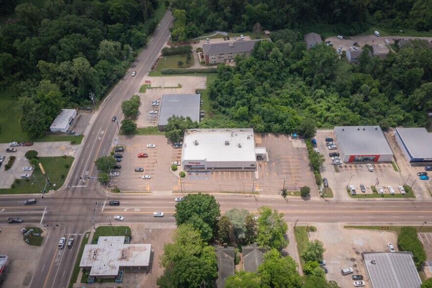 More Photos Of 2310 Clay St, Vicksburg Freestanding For Sale