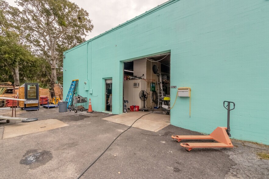 More Photos Of 719 N Ridgewood Ave, Daytona Beach General Retail For Sale