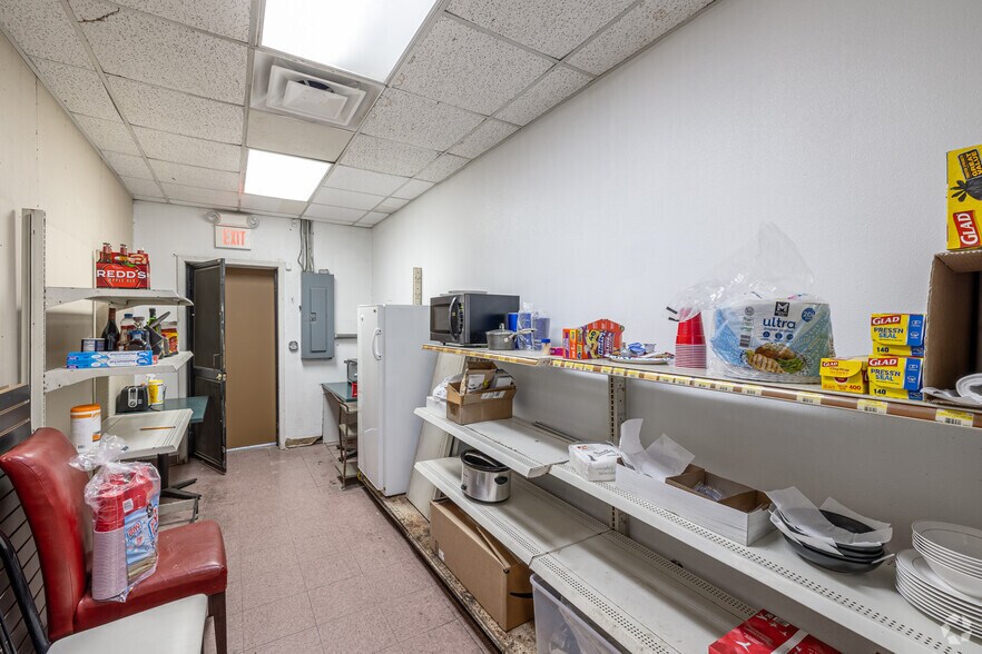 More Photos Of 200 SW Regional Airport Blvd, Bentonville General Retail For Sale