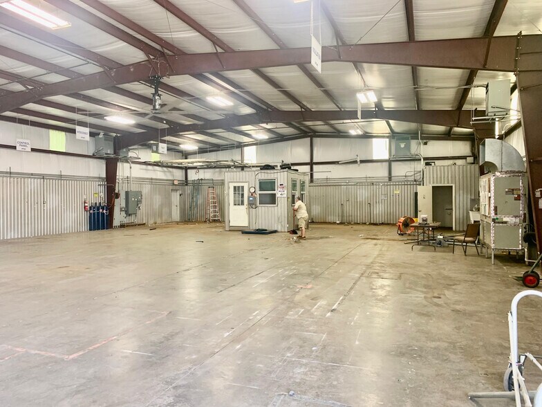 More Photos Of 1003 W Cotton St, Longview Specialty For Lease