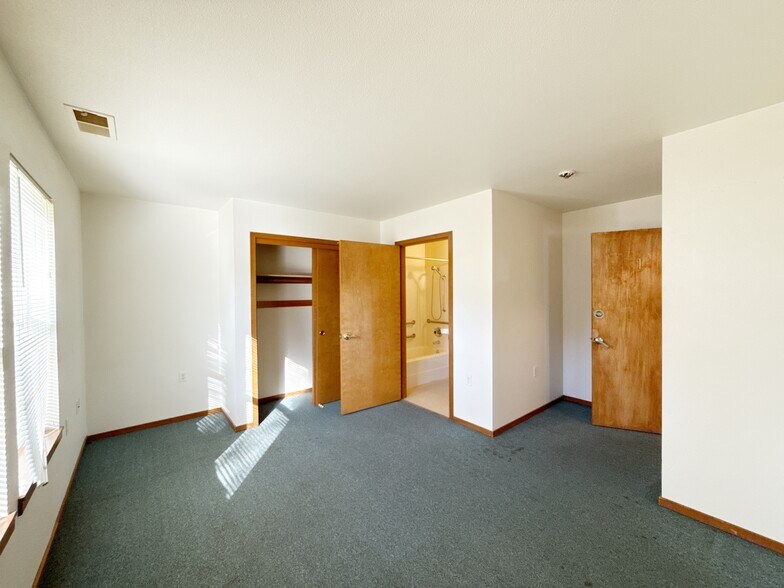 More Photos Of 217 NE 192nd Ave, Portland Flex For Sale