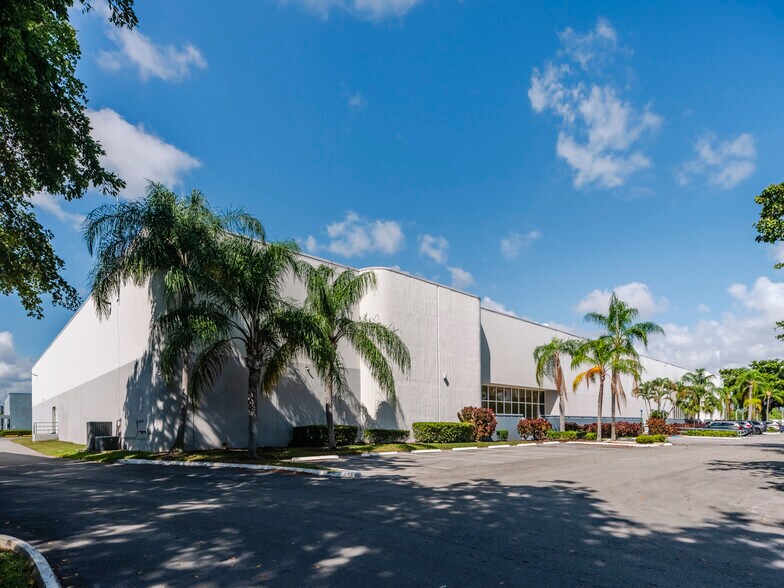 More Photos Of 5535-5545 NW 35th Ave, Fort Lauderdale Distribution For Lease