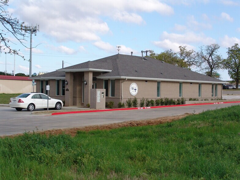 Primary Photo Of 1609 Circle Ln, Bedford Medical For Sale