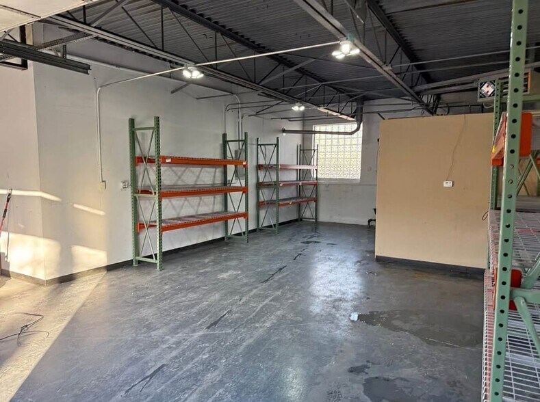 More Photos Of 20520 Stephens St, Saint Clair Shores Manufacturing For Sale