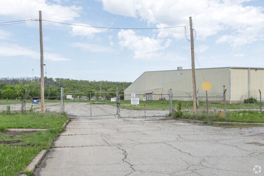 More Photos Of 1901 Boundary Ave, Pawhuska Warehouse For Sale