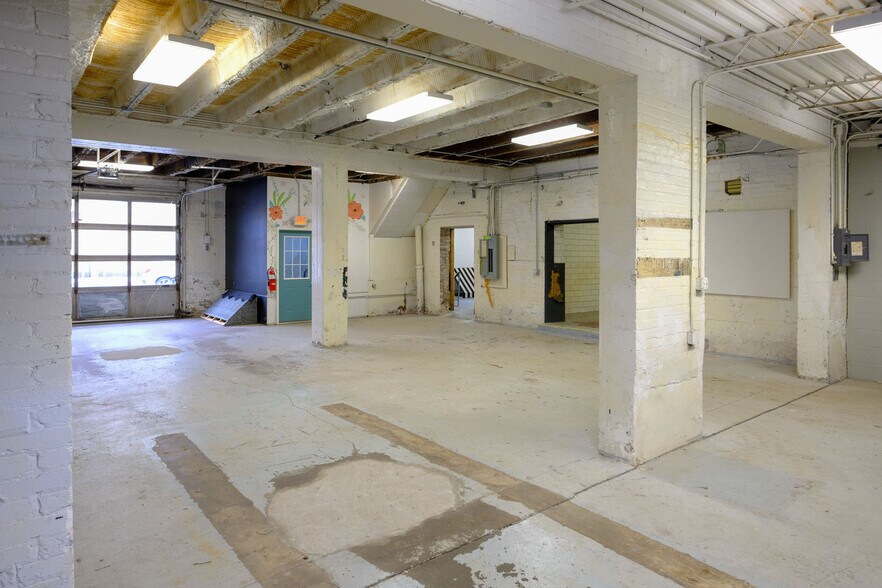 More Photos Of 408 W Main St, Benton Harbor Freestanding For Lease