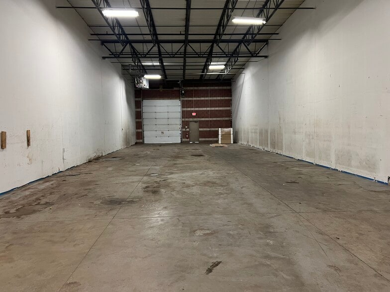 More Photos Of 8451-8479 Xerxes Ave N, Brooklyn Park Showroom For Lease