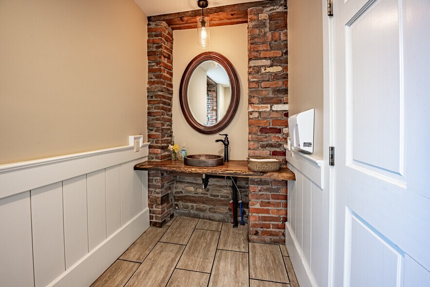 More Photos Of 310 Lake St, Wilson Hotel For Sale