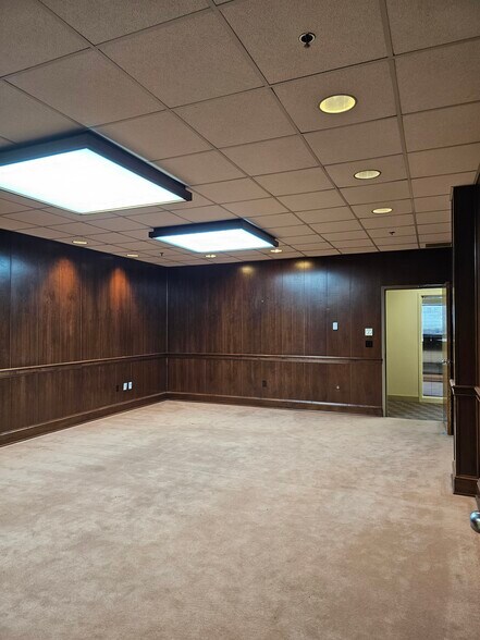 More Photos Of 1991 Northampton St, Easton Light Distribution For Lease