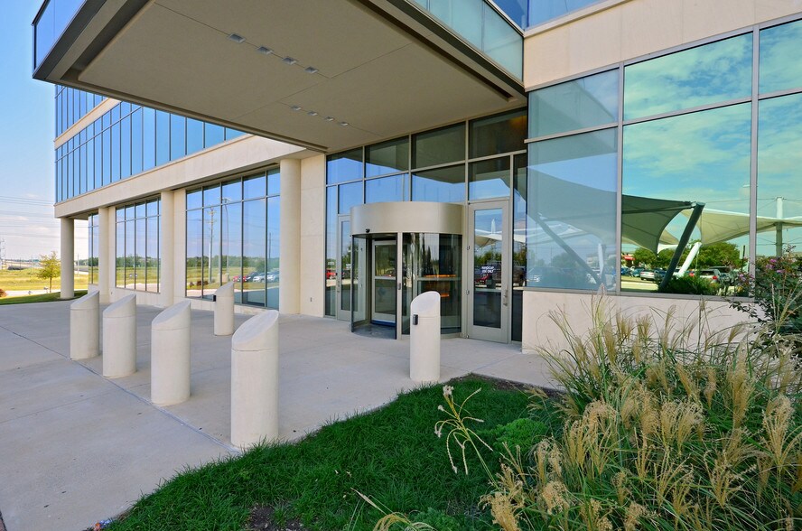 More Photos Of 5900 S Lake Forest Dr, McKinney Office For Lease