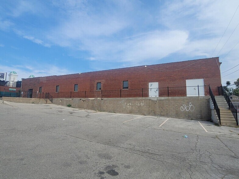 More Photos Of 3947 Broadway St, Kansas City Medical For Lease