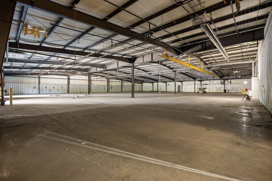 More Photos Of 2000 S Delphine Ave, Lyndhurst Warehouse For Lease