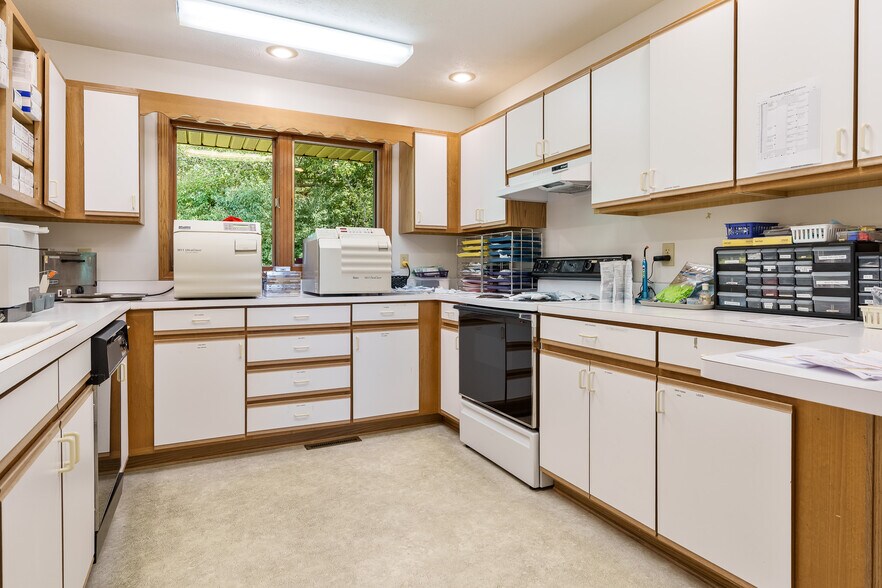 More Photos Of 7550 Rote Rd, Rockford Medical For Sale