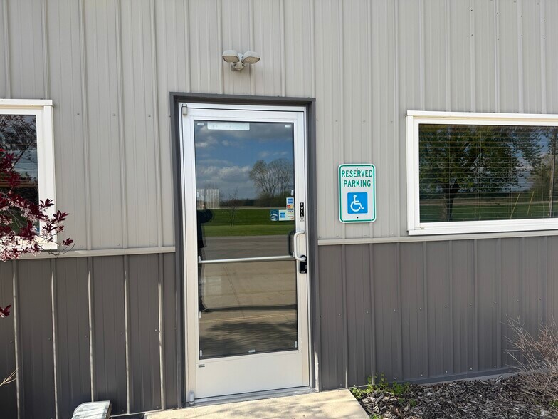 More Photos Of 3978 State Road 21, Oshkosh General Retail For Lease