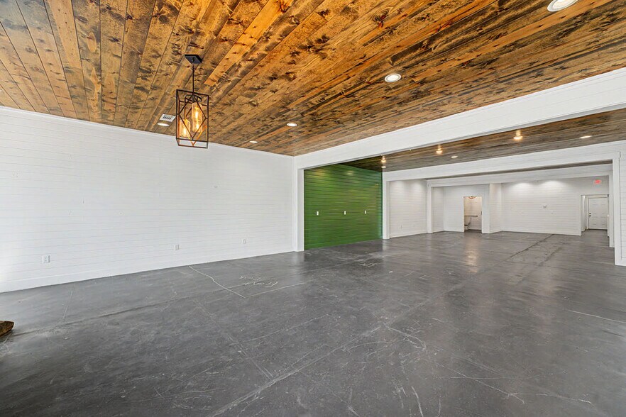 More Photos Of 113 W Bean St, Lincoln General Retail For Sale