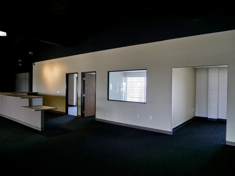 More Photos Of 1365-1371 Del Norte Rd, Camarillo Showroom For Sale