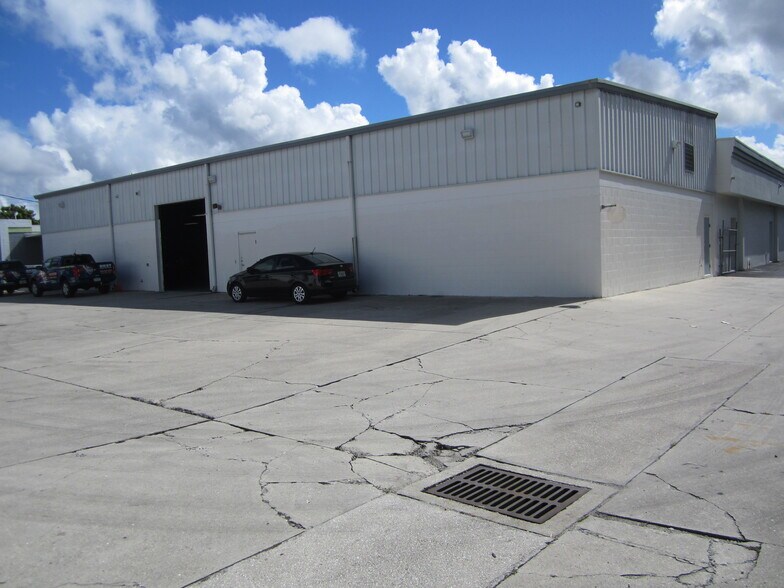 More Photos Of 16080-16090 S Tamiami Trl, Fort Myers Storefront Retail Office For Lease