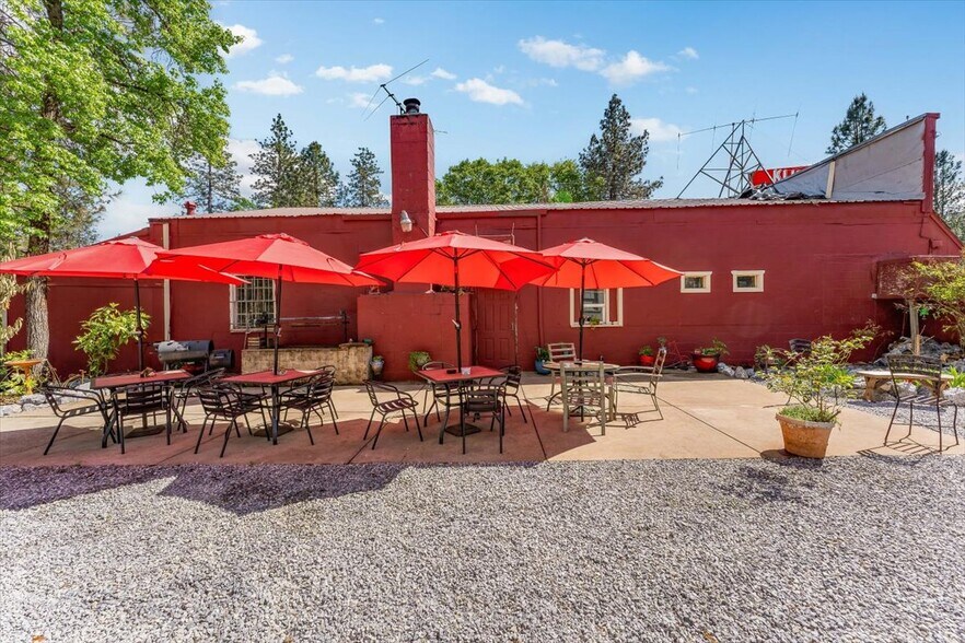 More Photos Of 21375 Main St, Lakehead General Retail For Sale