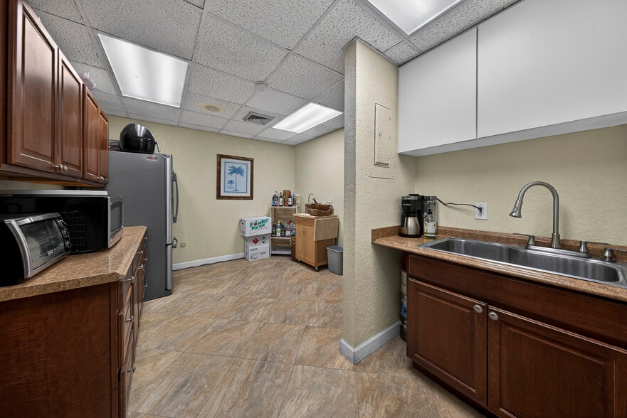 More Photos Of 3050 E Commercial Blvd, Fort Lauderdale Office For Sale