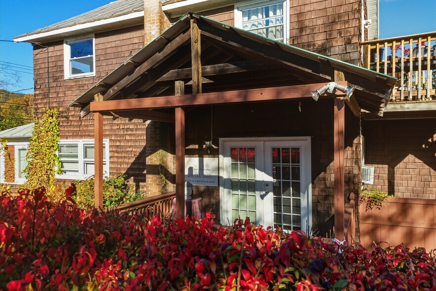 More Photos Of 460 Maple Ave, Saratoga Springs Storefront Retail Residential For Lease