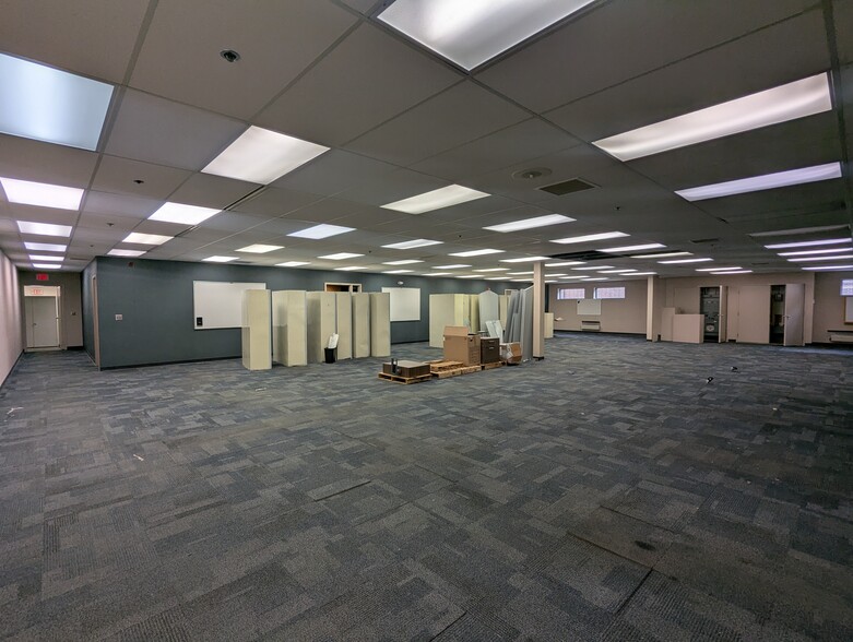 More Photos Of 6262 Cochran Rd, Solon Flex For Sale