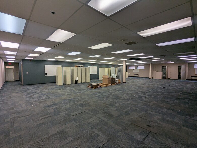 More Photos Of 6262 Cochran Rd, Solon Flex For Sale