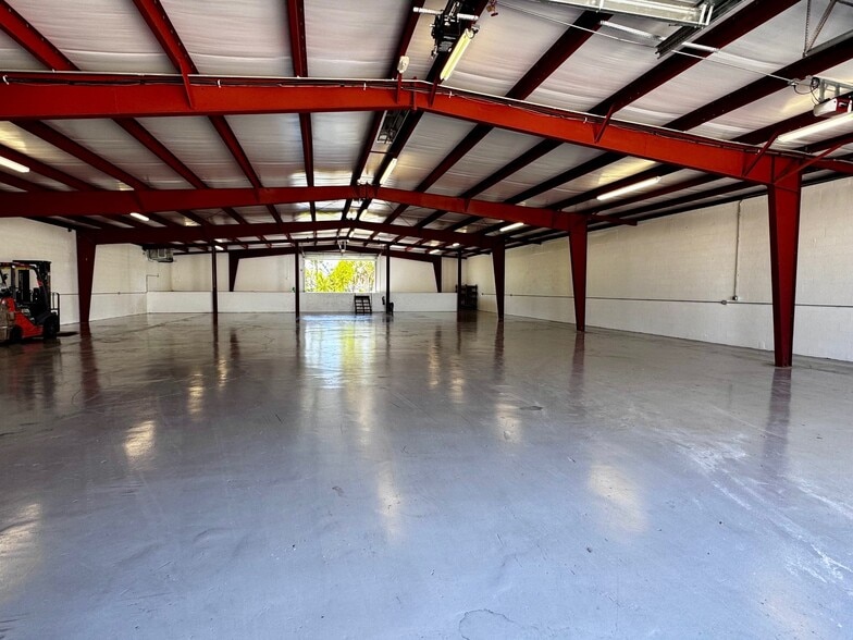 More Photos Of 218 Seaboard Ave, Venice Service For Sale