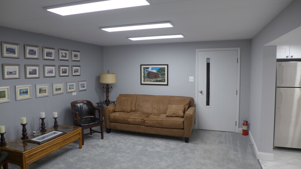 More Photos Of 600 Higgins Rd, Park Ridge Apartments For Lease