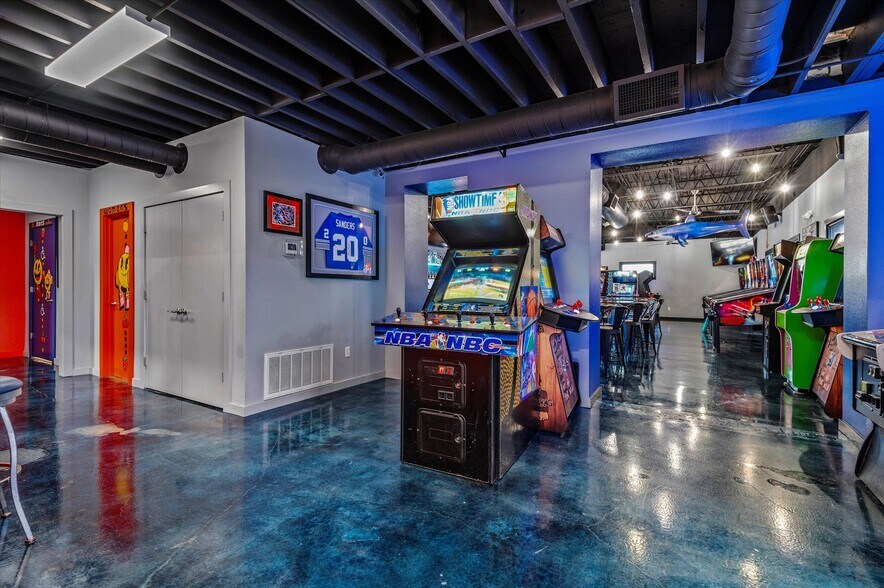 More Photos Of 622 SE Frank Phillips Blvd, Bartlesville General Retail For Sale